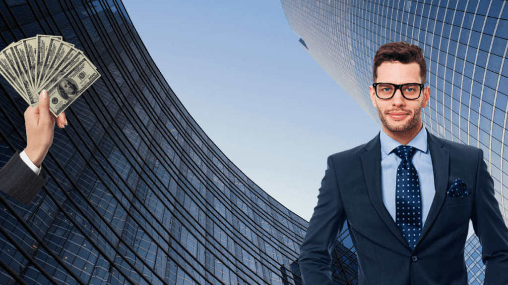 Empresário vestindo um terno azul, posicionado diante de prédios modernos, com uma mão segurando várias notas de 100 dólares ao fundo. Representação de sucesso e crescimento financeiro.