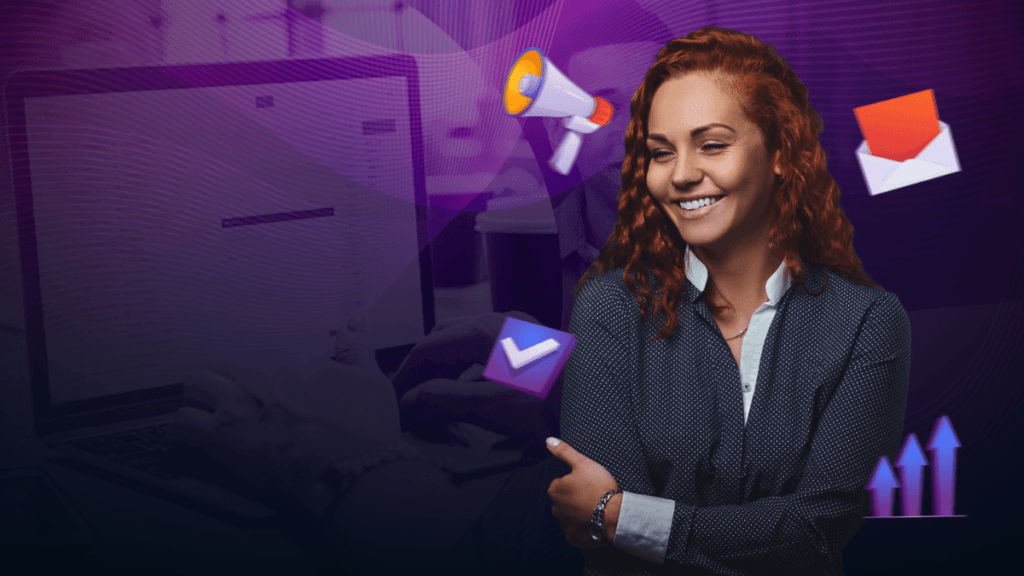 Mulher ruiva sorrindo em frente a um laptop e ícones de marketing digital (megafone, e-mail, checkmark, setas para cima) em um fundo roxo.