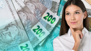 Mulher pensativa ao lado de texto sobre medo de investir e imagem de cédulas de dinheiro