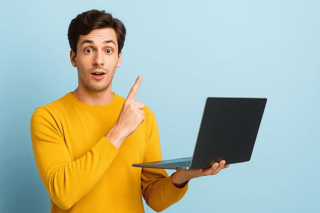 Um jovem em pé, vestindo um suéter amarelo vibrante, segura um notebook com uma mão enquanto aponta com a outra. Ele está diante de um fundo azul claro, com expressão de surpresa e entusiasmo, como se estivesse explicando ou apresentando algo importante relacionado à tecnologia ou criação de conteúdo.